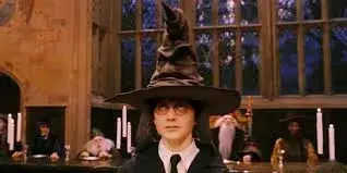 Ang Sorting Hat na napapaligiran ng mga bituin at mahiwagang elemento.